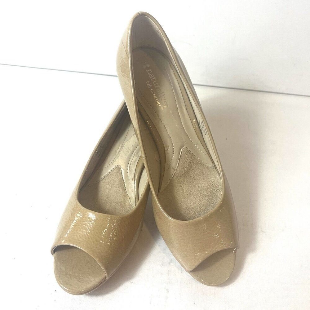 Naturalizer Womens 7M Pumps Beige Glossy Faux Leather Slip On Low Heels Peep Toe